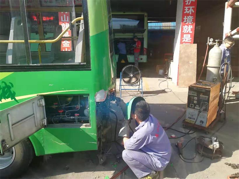鈑金工，修復(fù)車身.jpg